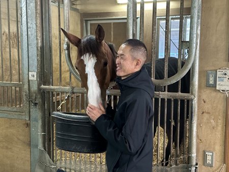 Trainer Tetsuya Kimura and 2024 Japanese Oaks winner Cervinia