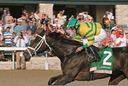 Panty Raid wins the 2007 Spinster Stakes at Keeneland