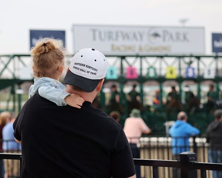 Fans enjoy racing at Turfway Park