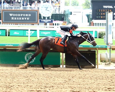 Sassy C W breaks her maiden at Churchill Downs