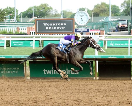 Color Comin' In wins her debut at Churchill Downs