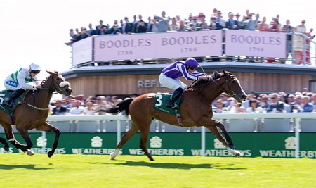 Minnie Hauk wins the Cheshire Oaks at Chester Racecourse