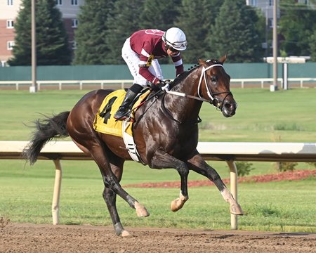 Magnitude rolls to victory in the Iowa Derby at Prairie Meadows