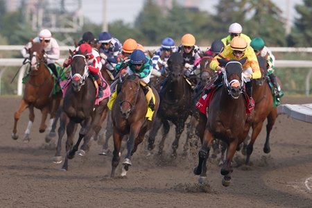 Mansetti opens up leaving the second turn en route to winning the King's Plate at Woodbine