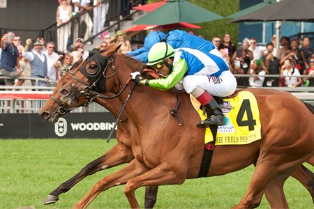 She Feels Pretty (inside) outlasts Diamond Rain in the E. P. Taylor Stakes at Woodbine