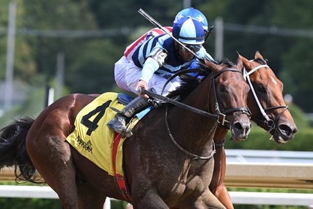 Talkin (outside) breaks his maiden at Saratoga Race Course