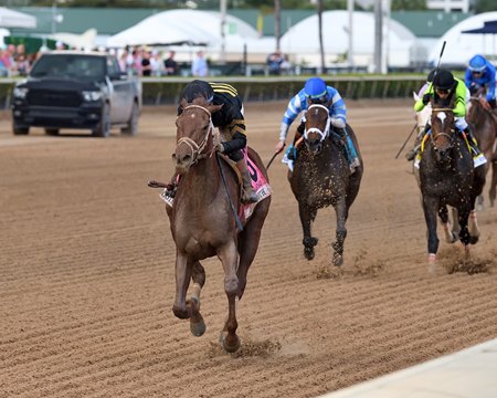 She Be Smooth leaves the field behind in the Davona Dale Stakes at Gulfstream Park