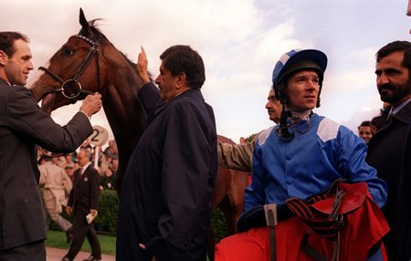 Richard Hills with Mujahid after they had won the 1998 Dewhurst Stakes at Newmarket 