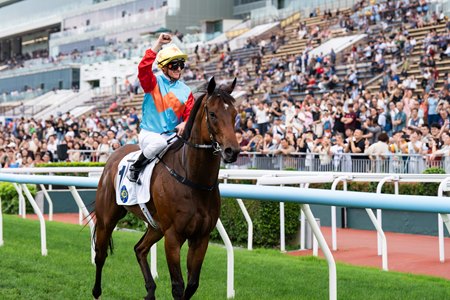 The David Hayes-trained Ka Ying Rising, ridden by Zac Purton, lands the HK$5.35 million G2 Sprint Cup (1200m) with ease at Sha Tin today (Monday, 6 April), breaking his own Sha Tin 1200m turf track record by clocking 1m 07.12s and extending his record winning streak to 19 consecutive races.
