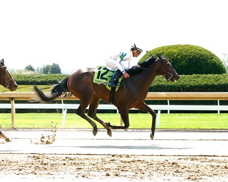 Where Luck Lives breaks her maiden at Keeneland