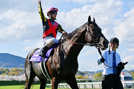 Yuichi Kitamura celebrates Croix Du Nord winning the Osaka Hai at Hanshin Racecourse