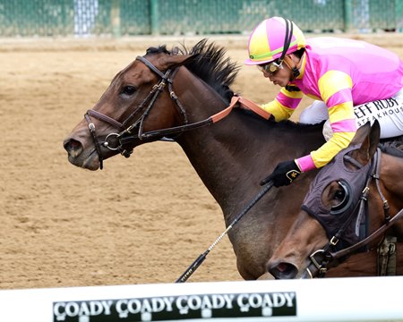 Soaring High breaks her maiden at Churchill Downs