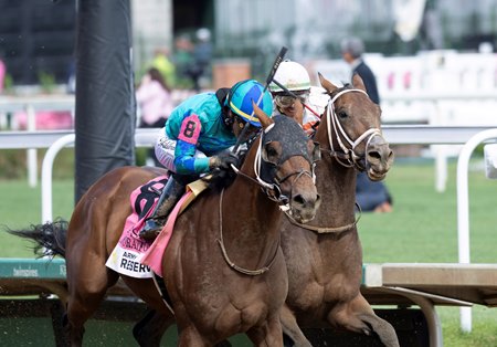 Corporate Power (outside) defeats Skippylongstocking in the Alysheba Stakes at Churchill Downs