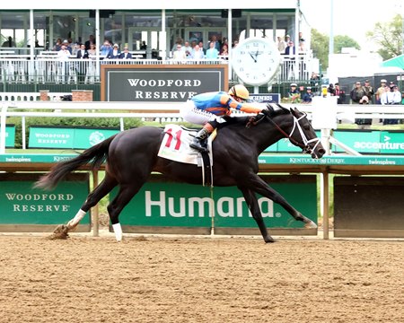 Powershift strides out to victory in a maiden race at Churchill Downs