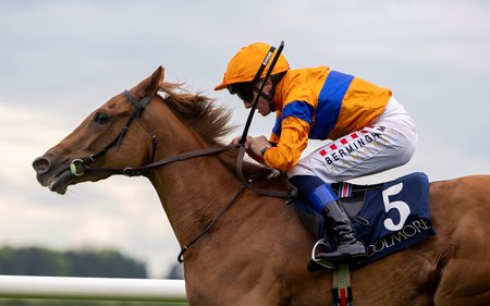 Kensington Lane takes the Athasi Stakes at the Curragh