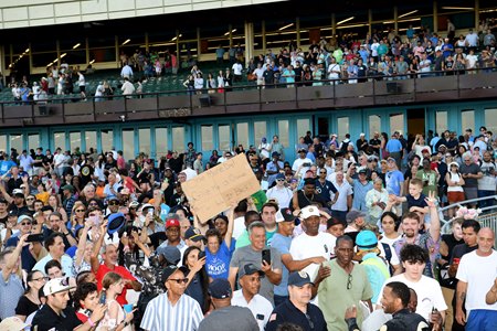 Fans pack Aqueduct Racetrack on its final day