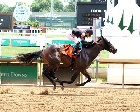 Belleza Latina wins a maiden race at Churchill Downs
