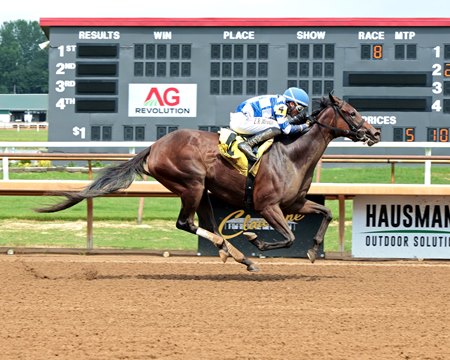 Kilwin wins the Twin Bridges Stakes at Ellis Park