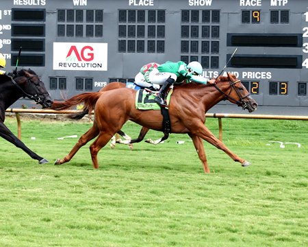 Fanshell Beach (outside) prevails in the Riverside Rush Stakes at Ellis Park