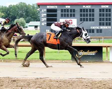 Title Worthy wins his debut at Ellis Park