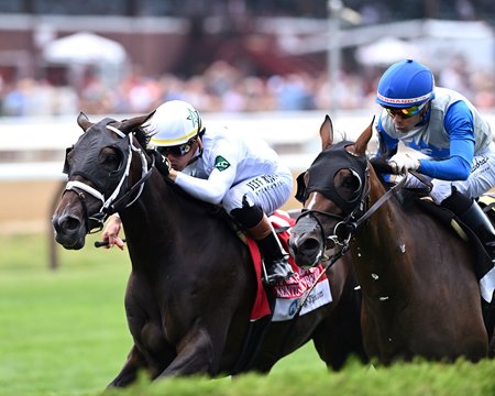 Kentucky Belle (outside) wins the Saratoga Oaks at Saratoga Race Course