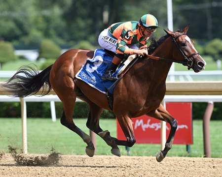 Libby Lloyd breaks her maiden by 10 lengths on debut at Saratoga Race Course