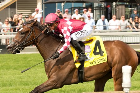 Voyager wins the Natalma Stakes at Woodbine