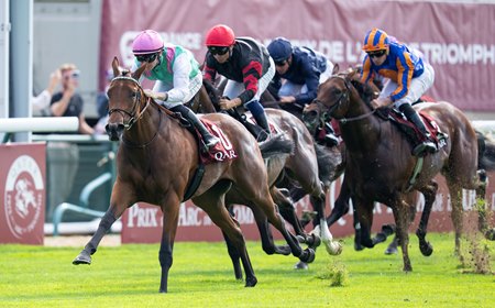 Amusingly wins the Prix Jean-Luc Lagardere at Longchamp